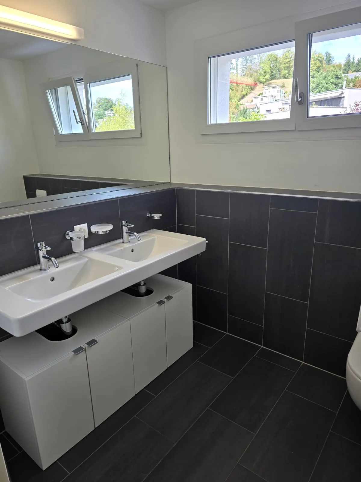 Gereinigtes Badezimmer mit Waschbecken