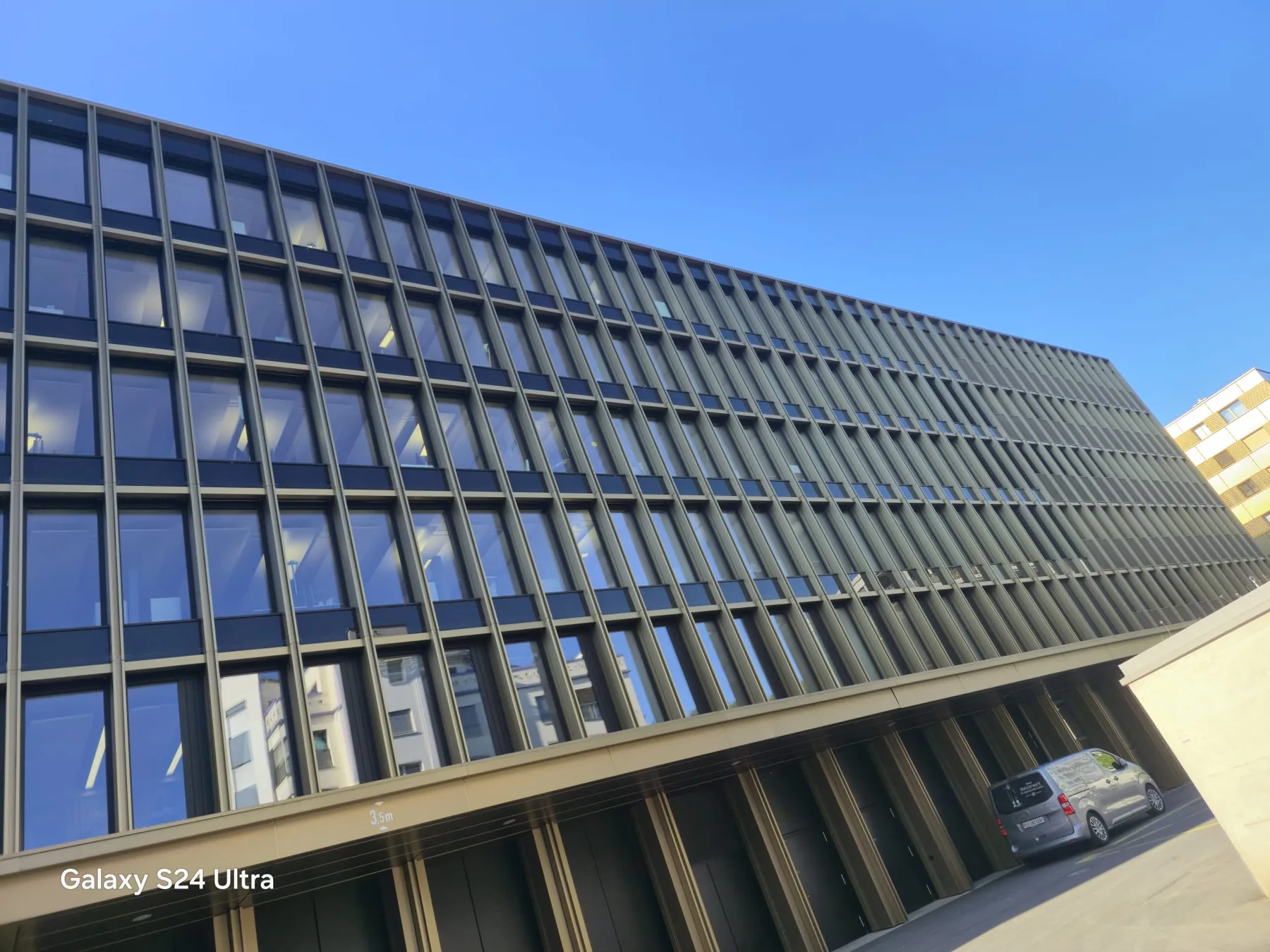 Fassade eines mehrgeschossigen Gebäudes