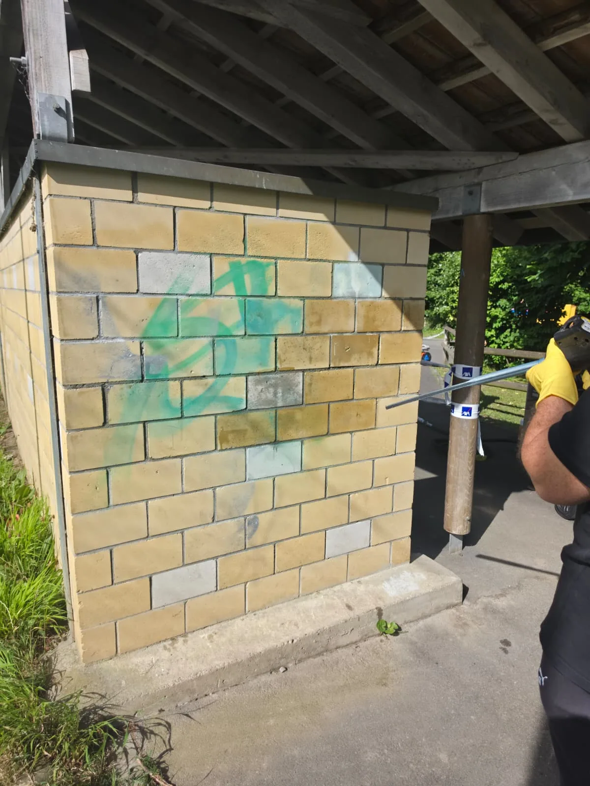 Reinigung der Backsteinwand während des Einsatzes
